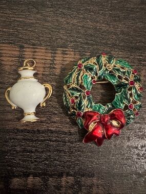 Holiday Wreath Brooch in Green and Red and white vase pendant Monet